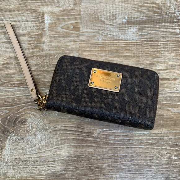 Michael Kors Logo Wristlet - Picture 2 of 6